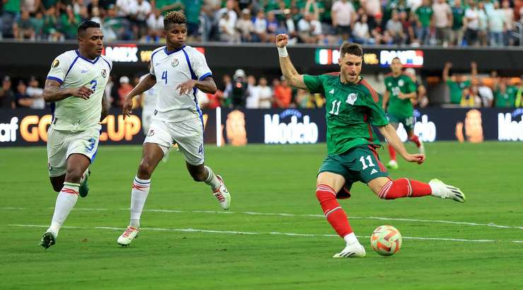 Santiago Tomas Gimenez (Mexico) kết thúc nỗ lực đi bóng đẹp mắt của mình với một cú sút xuất sắc từ trong vòng cấm. Bóng đi vào góc thấp bên phải khung thành và Orlando Mosquera chỉ có thể vào lưới nhặt bóng. Tỉ số là 1:0.
