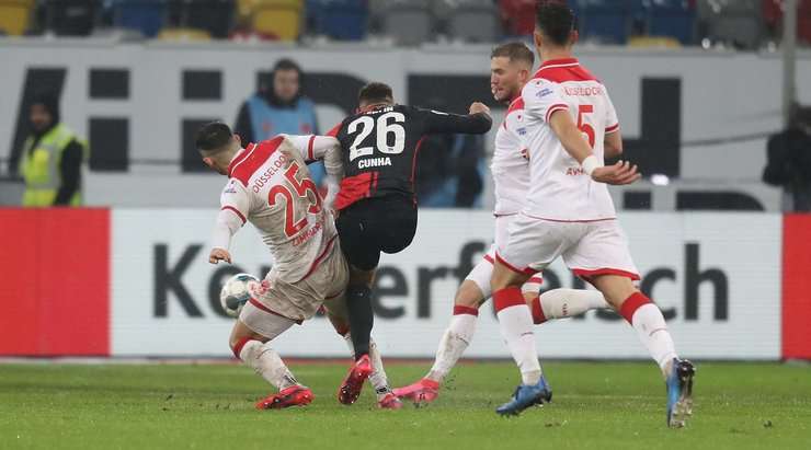 Vào! Đường kiến tạo xuất sắc của Marius Wolf mở ra rất nhiều khoảng trống cho Matheus Cunha (Hertha Berlin) ở ngoài rìa vòng cấm. Quan sát thấy thủ môn đang lên cao, cầu thủ này lạnh lùng tỉa bóng chính xác vào góc dưới bên phải khung thành. Tỉ số là 3:2.