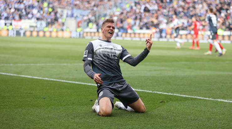 Joakim Nilsson (Arminia Bielefeld) bật lên đón một quả tạt tốt và ghi bàn với một cú đánh đầu đập đất và đi vào phía trong cột dọc bên phải. Thủ môn đã không có cơ hội nào để cản phá.