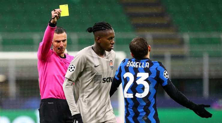 Vitao (Shakhtar) bị phạt thẻ sau khi làm ngã đối phương. Trọng tài Slavko Vincic đã có một quyết định dễ dàng.