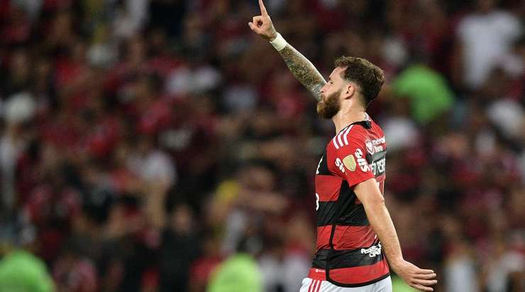 Vào! Bóng được treo vào vòng cấm từ quả phạt góc và tìm đến đầu của Leo Pereira (Flamengo RJ), người đã nhảy cao nhất và thử vận may với một cú đánh đầu từ gần chấm phạt đền. Pha dứt điểm có đủ lực và đủ chính xác để đi vào góc thấp bên trái cầu môn. Tỉ số của trận đấu đã được cập nhật: 2:0.