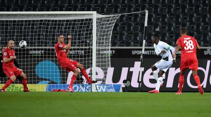 Breel Embolo (B. Monchengladbach) nhận một đường chuyền chuẩn xác trong vòng cấm từ Patrick Herrmann và anh đánh bại thủ môn với một pha dứt điểm sắc sảo về phía bên trái khung thành. Tỉ số là 1:0.
