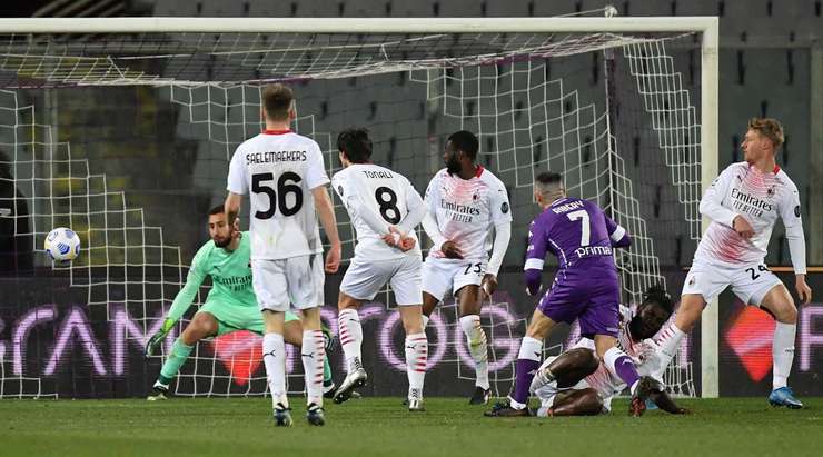 Vào! Franck Ribery (Fiorentina) nhận đường chuyền từ đồng đội và anh không hề do dự tung một cú sút không thể cản phá vào sát phía trong cột dọc bên trái.