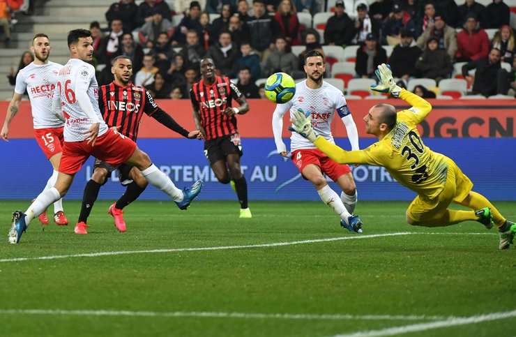 Vào! Myziane Maolida nạp đạn cho Alexis Claude Maurice (Nice) ở một vị trí bên trong vòng cấm, và cầu thủ này đã giữ được cái đầu lạnh để sút bóng vào góc thấp bên phải khung thành. Tỉ số là 1:0.