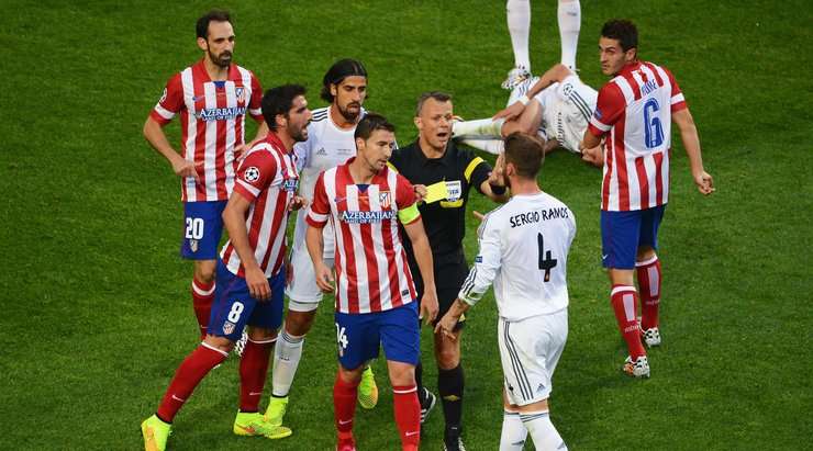 Bjorn Kuipers rút thẻ vàng cho Raul Garcia (Atl. Madrid) vì pha phạm lỗi rõ ràng của anh ấy. Real Madrid được trao một cơ hội ghi bàn với quả đá phạt tầm trung. Tất cả những người hâm mộ đang tò mò về việc họ sẽ thực hiện nó như thế nào.