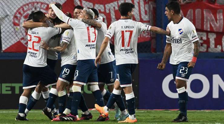 Bóng đã nằm trong lưới! Diego Zabala câu bóng vào vòng cấm từ quả đá phạt, nơi Bruno Damiani (Club Nacional) thoát khỏi người theo kèm và đánh đầu từ rìa vòng 5m50, đưa bóng thẳng vào góc trái phía dưới. Tỉ số bây giờ là 1:1.