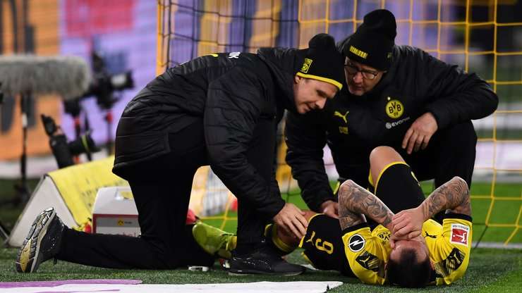 Alcacer Paco (Dortmund) đang yêu cầu trợ giúp y tế và trọng tài đã cho dừng trận đấu để các bác sĩ vào sân.
