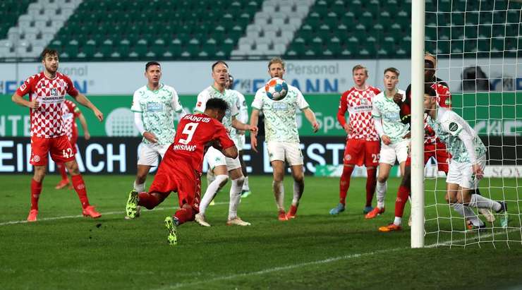 Đó là một bàn thắng! Karim Onisiwo (Mainz) xuất sắc đón một quả tạt trong vòng cấm và đánh đầu hiểm hóc vào mé trong cột dọc bên trái.