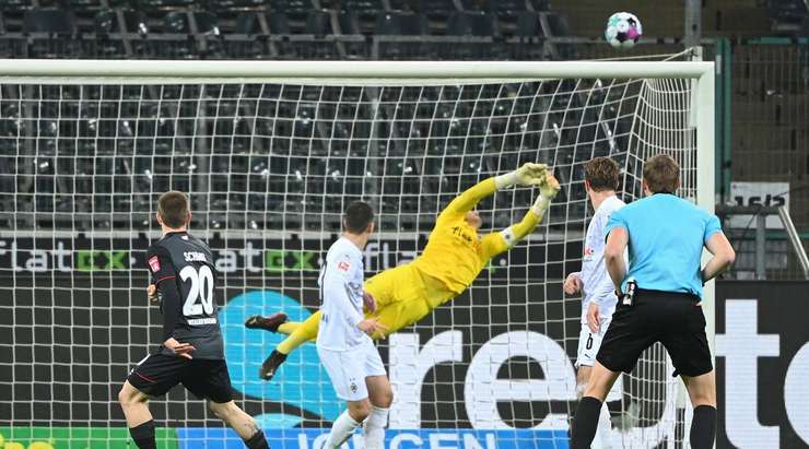 Cơ hội! Bóng bật ra và tìm đến chân Romano Schmid (Werder Bremen) ngay trên vạch 16m50, anh sút chìm rất mạnh về phía góc cao của khung thành, tuy nhiên thủ môn Yann Sommer đã phản xạ tuyệt vời để cứu thua trong gang tấc! Trọng tài chỉ tay vào cột cờ góc. Werder Bremen được hưởng một quả phạt góc.