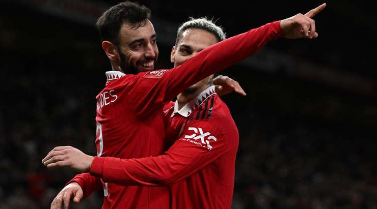 Một cú sút tuyệt đẹp! Bruno Fernandes (Manchester United) đón đường chọc khe chuẩn xác của Fred và tung một cú sút không thể cản phá từ rìa vòng cấm vào sát mé trong cột dọc bên trái. Một bàn thắng tuyệt vời. Tỉ số bây giờ là 3:1.