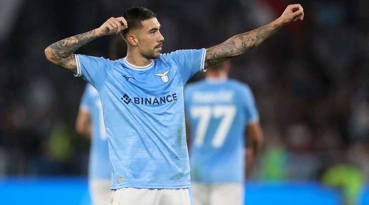 Mattia Zaccagni (Lazio) ghi bàn! Mattia Zaccagni (Lazio) được kiến tạo bởi Luis Alberto và anh ấy đã cho thấy sự bình tĩnh tuyệt vời trong vòng cấm để sút vào góc phải phía dưới. 1:0.
