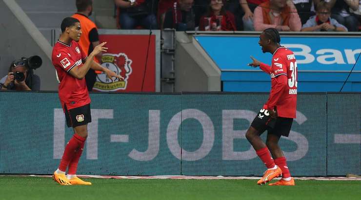 Vào! Piero Hincapie nạp đạn cho Amine Adli (Bayer Leverkusen) ở một vị trí bên trong vòng cấm, và cầu thủ này đã giữ được cái đầu lạnh để sút bóng vào góc thấp bên phải khung thành. Tỉ số là 1:0.