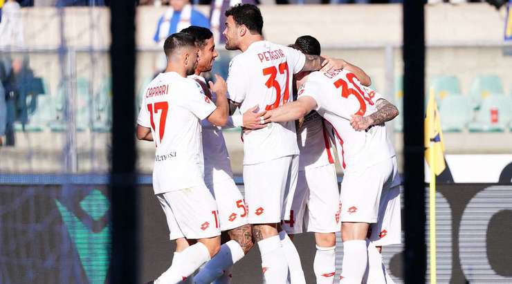Nó đã đi vào lưới! Carlos Augusto là người cung cấp khi anh ấy chuyền bóng đến Stefano Sensi (Monza) người dễ dàng đánh đầu lái bóng từ cự li gần. Tỉ số à 1:1.
