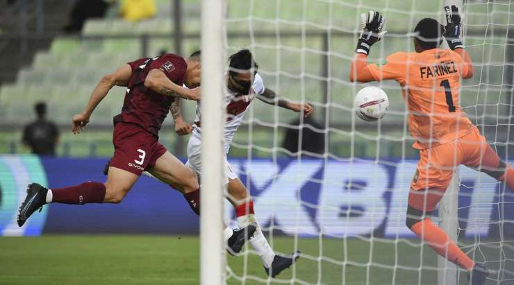 Một đường chuyền bổng hoàn hảo từ Andre Carrillo tìm đến Gianluca Lapadula (Peru), người đã nhảy cao nhất và đánh đầu từ cự li gần vào góc trái khung thành. Pha dứt điểm có lực và đủ chính xác để hoàn toàn loại bỏ thủ môn Wuilker Farinez. Tỉ số bây giờ là: 0:1.