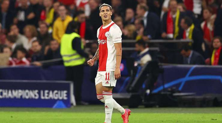Vào! Antony (Ajax) chớp cơ hội sau một tình huống bóng bật ra trong vòng cấm và đánh bại thủ môn với một cú sút vào góc thấp bên trái. Tỉ số đã được nâng lên: 3:0.