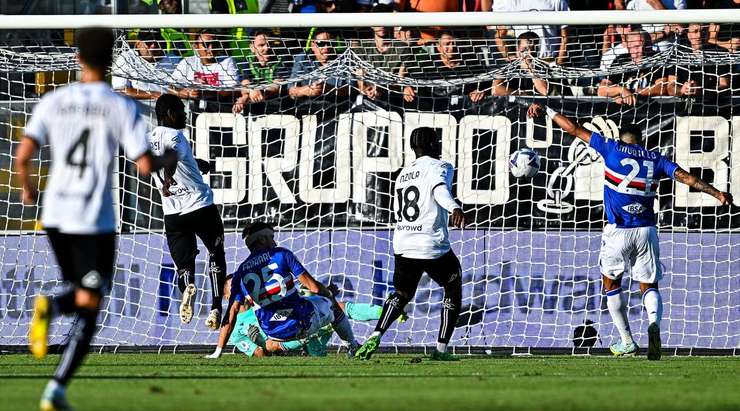 Đây chắc chắn không phải là điều mà Jeison Murillo (Sampdoria) mong muốn. Nỗ lực ngăn cản một đường chuyền tấn công của đối phương và anh ấy đã đưa bóng về lưới nhà. Tỉ số lúc này là 1:1.