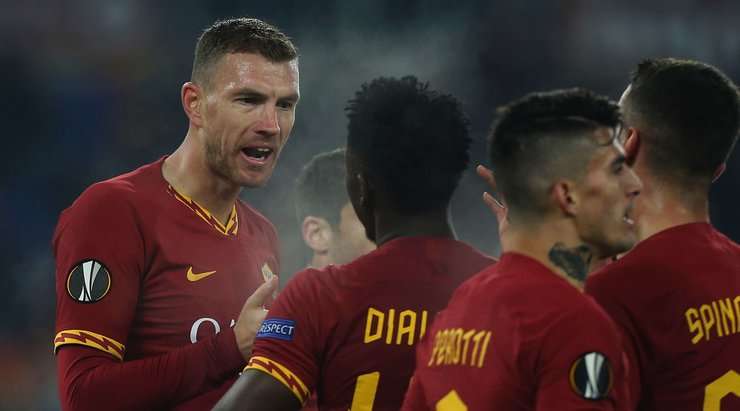 Nó đã đi vào lưới! Diego Perotti tung một đường chuyền đến Edin Dzeko (AS Roma), và anh ấy dễ dàng đưa bóng vào lưới trống. Tỉ số là 2:1.