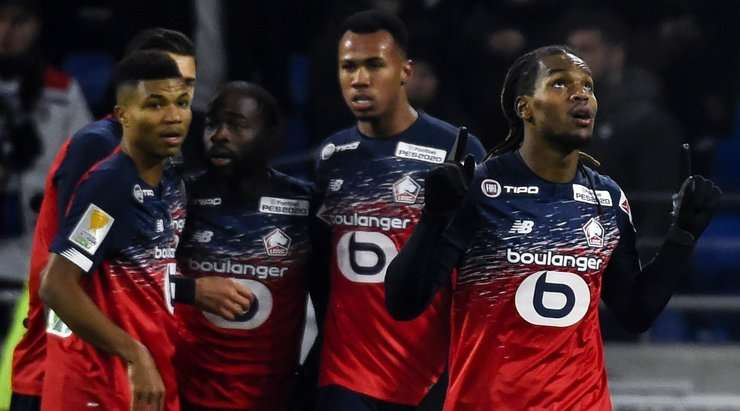 Vào! Renato Sanches (Lille) đón bóng bật ra và từ rìa vòng cấm, anh ấy tung một cú sút chìm đi vào góc phải phía dưới. Ciprian Tatarusanu không thể ngăn bóng vào lưới. Tỉ số là 0:1.