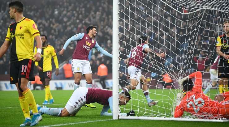 Vào! Douglas Luiz (Aston Villa) đã có mặt đúng lúc đúng chỗ để lấy bóng bật ra trong vòng cấm, và anh ấy sút bóng vào góc trái phía trên. Tỉ số là 1:1.