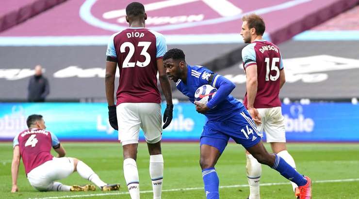 Vào! Kelechi Iheanacho (Leicester) chớp cơ hội sau một tình huống bóng bật ra trong vòng cấm và đánh bại thủ môn với một cú sút vào góc thấp bên trái. Tỉ số đã được nâng lên: 3:2.