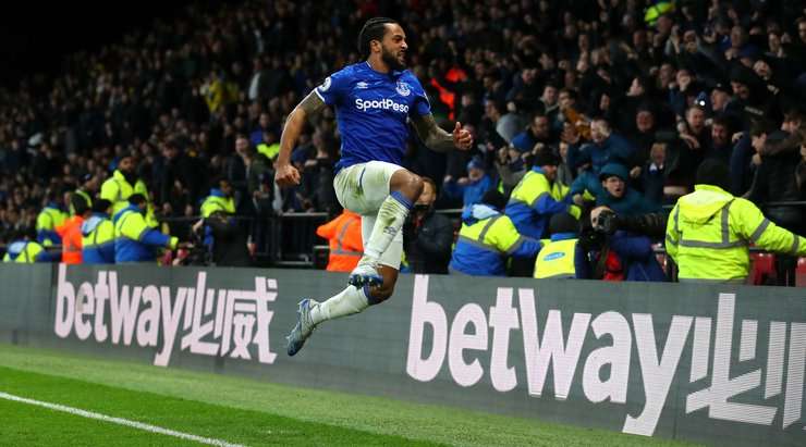 Vào! Michael Keane chuyền bóng đến chân của Theo Walcott (Everton), người đứng trước mành lưới trống và không gặp khó khăn đệm bóng vào khung thành. 2:3.