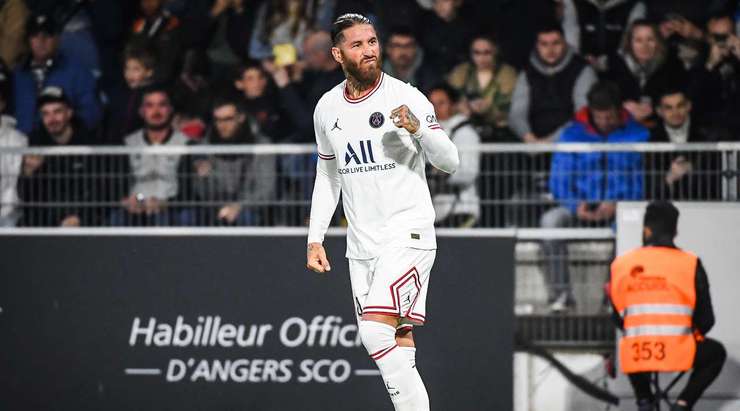 Sergio Ramos (Paris SG) ghi bàn từ một vị trí khó. Anh ấy bật cao để đón quả tạt và đánh đầu đập đất vào phía trong cột dọc bên phải. Một pha dứt điểm xuất sắc.