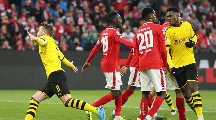 Marco Reus (Dortmund) lấy bóng tại rìa vòng cấm và tung cú sút một chạm không hề do dự. Anh ấy sút bóng xuất sắc khi nó đi vào góc phải phía dưới. Có thể thực hiện tốt hơn không? Chắc chắn là không. 0:1.