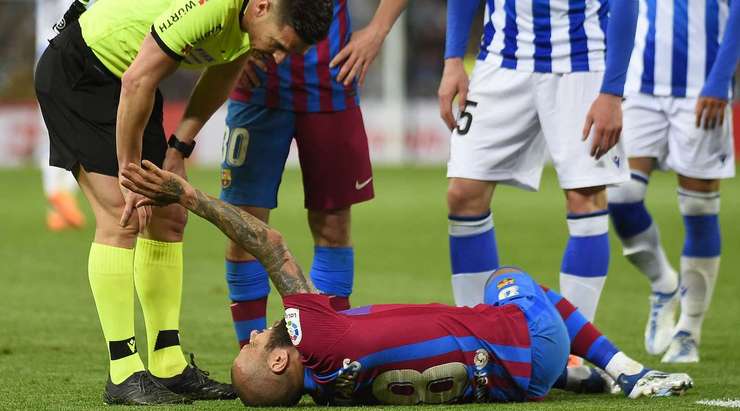 Dani Alves (Barcelona) đang nhờ sự trợ giúp y tế sau khi anh bị đau trong một pha va chạm trước đó.