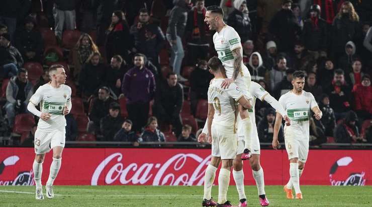 Lucas Boye (Elche) ghi bàn! Anh ấy có khoảng trống trong vòng cấm khi bóng được treo vào từ quả phạt góc và sút bóng trái phá vào lưới. Pha dứt điểm của anh ấy đi vào góc cao bên phải khung thành.