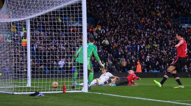 Rafinha (Leeds) đón đường căng ngang hoàn hảo vào sâu bên trong vòng cấm từ Daniel James và tung cú sút chuẩn xác vào góc thấp bên phải. Tỉ số đã được nâng lên: 2:2.