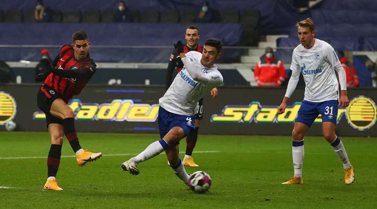 Andre Silva (Eintracht Frankfurt) đón một đường chuyền trong vòng cấm và sút bóng vào góc trái phía dưới. Thủ môn đã không thể làm được gì.