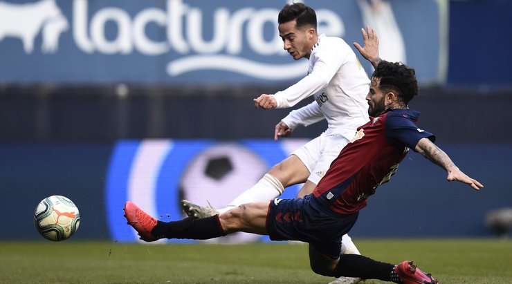 Vào! Karim Benzema tung một đường chuyền tuyệt vời đến vị trí của Lucas (Real Madrid) trong vòng cấm, và cầu thủ này tận dụng rất tốt cơ hội để dứt điểm gọn gàng vào góc thấp bên trái. 1:3.