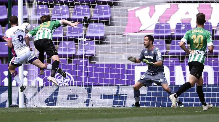 Đó là một bàn thắng! Tỉ số được nâng lên 1:1. Shon Weissman (Valladolid) đón đường căng ngang rất tốt từ Lucas Olaza và tung một cú đánh đầu từ cự li gần. Bóng đi dội cột dọc bên trái vào lưới. Thủ môn Claudio Bravo đã hoàn toàn bó tay.