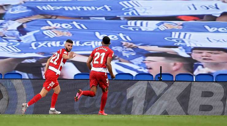 Domingos Duarte (Granada CF) đánh đầu đưa bóng vào sát mép trong cột dọc bên trái sau một quả tạt tuyệt đẹp. Tình huống bật cao đánh đầu hoàn hảo của anh sẽ là một khoảnh khắc khó quên của trận đấu ngày hôm nay.
