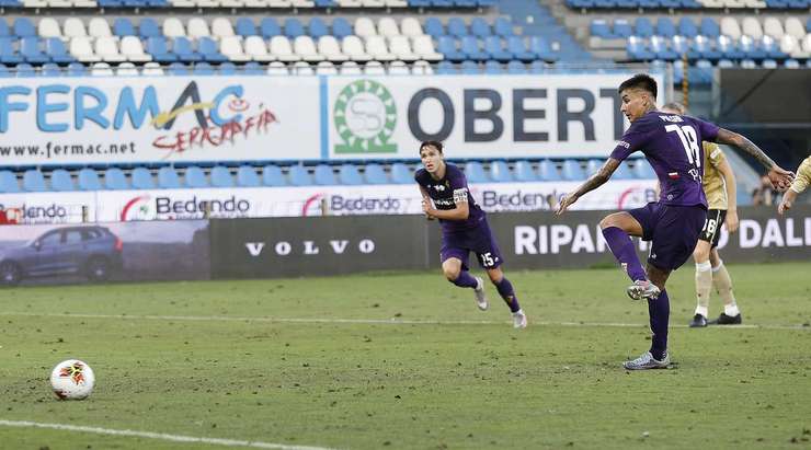 Vào! Erick Pulgar (Fiorentina) giành chiến thắng trên chấm phạt đền bằng một cú sút không thể cản phá, vượt qua tầm với của thủ môn Demba Thiam Ngagne vào góc thấp bên trái.
