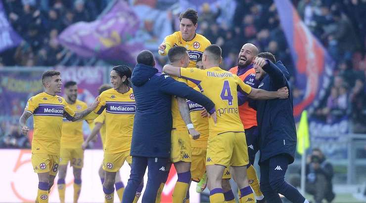 Cristiano Biraghi (Fiorentina) đặt bóng cho quả đá phạt và tung cú sút tuyệt đẹp. Bóng đi chuẩn xác vào góc phải phía trên khung thành.