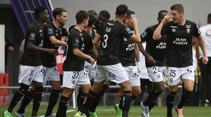 Armand Lauriente (Lorient) ghi một bàn thắng tuyệt đẹp từ vị trí đá phạt! Cú cứa lòng của anh đi đập xà ngang vào lưới. Một cú sút xuất sắc!