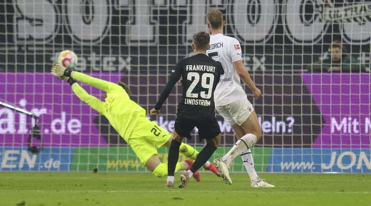 Vào - 0:3! Randal Kolo Muani kiến tạo cho Jesper Lindstrom (Eintracht Frankfurt) trong vòng cấm và anh ấy cứa bóng vào bên trái mành lưới và qua Tobias Sippel.