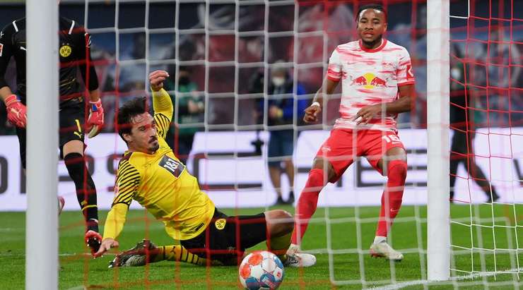 Christopher Nkunku (RB Leipzig) thoát xuống sau đường chuyền từ Josko Gvardiol, anh lao vào vòng cấm và tung cú sút như búa bổ về phía góc cao khung thành trong tư thế đối mặt với thủ môn.
