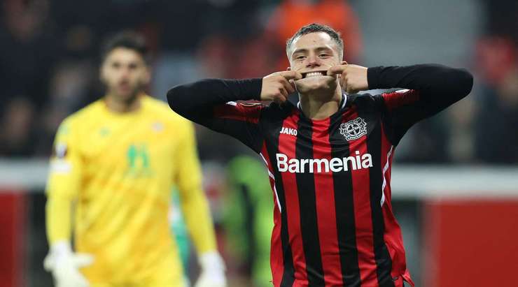 Vào! Florian Wirtz (Bayer Leverkusen) có đủ khoảng trống trong vòng cấm để đón một đường chuyền từ Moussa Diaby và dứt điểm gọn gàng vào phía trong cột dọc bên trái. 3:0.