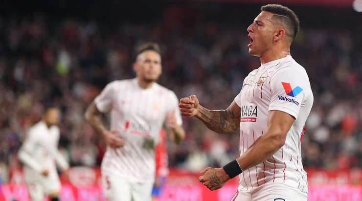 Vào rồi! Jesus Navas thể hiện khả năng bao quát trận đấu bằng một đường chuyền dài vào đúng đà di chuyển của Diego Carlos (Sevilla), người đã đánh đầu chuẩn không cần chỉnh từ cự ly gần vào góc phải khung thành. Tỉ số là 1:1.
