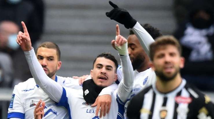 Vào! Brandon Domingues (Troyes) đã có mặt đúng lúc đúng chỗ để lấy bóng bật ra trong vòng cấm, và anh ấy sút bóng đi chìm vào phía trong cột dọc bên phải. Tỉ số là 0:1.