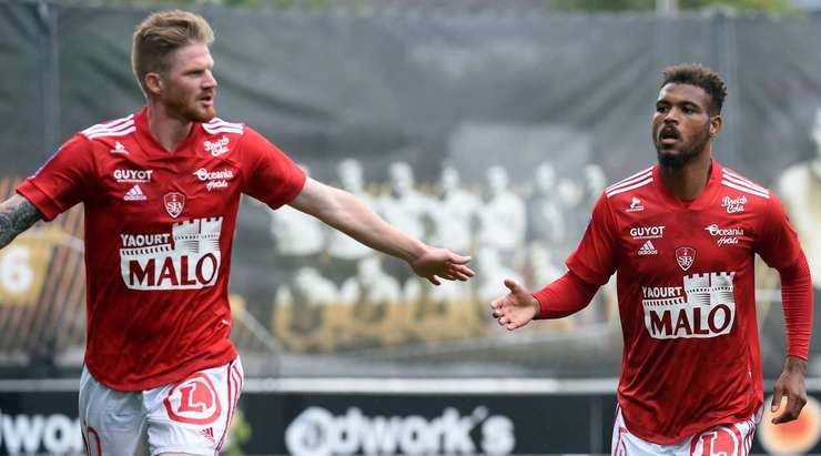 Vào! Gaetan Charbonnier (Brest) có đủ khoảng trống trong vòng cấm để đón một đường chuyền từ Jeremy Le Douaron và dứt điểm gọn gàng vào góc thấp bên trái khung thành. 1:2.