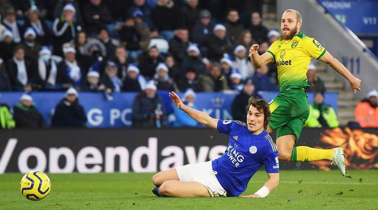 Teemu Pukki (Norwich) nhận một đường chuyền thú vị bên trong vòng cấm và anh tung một cú sút chìm chuẩn xác vào góc thấp bên trái khung thành. Một pha dứt điểm hiểm hóc!