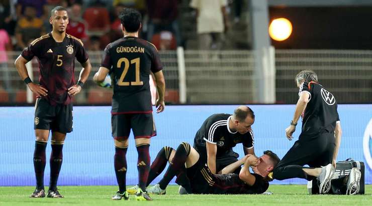 Trận đấu đang bị gián đoạn, Matthias Ginter (Đức) bị choáng sau cú va chạm và các nhân viên y tế phải vào sân.