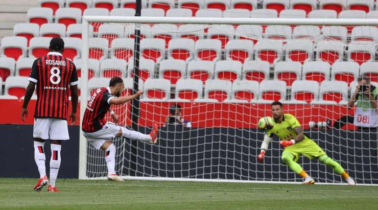 Vào! Amine Gouiri (Nice) tinh quái dừng lại một nhịp trước khi sút, chờ cho thủ môn Benoit Costil đổ người trước khi bình tĩnh đưa bóng vào góc cao bên phải.