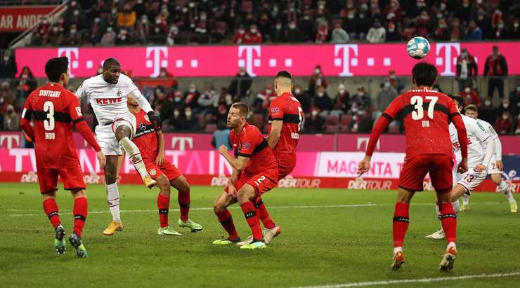 Vào! Kingsley Schindler treo một đường bóng sắc sảo vào vòng cấm theo hướng di chuyển của Anthony Modeste (Köln). Cầu thủ này bật lên rất cao để tung một cú đánh đầu căng như kẻ chỉ từ giữa vòng cấm vào góc thấp bên trái khung thành. Thủ môn Florian Muller đã không có cơ hội nào để cản phá. 1:0!