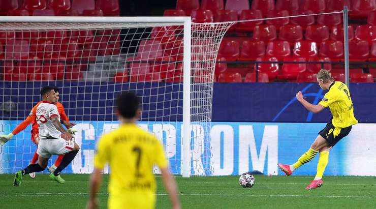 VÀO! Marco Reus có bóng tại một khu vực trống trải sau một pha phản công thần tốc. Anh quan sát nhanh như dân trộm xe chuyên nghiệp và chọc khe cho Erling Haaland (Dortmund), để rồi bóng được dứt điểm gọn gàng từ cự ly gần vào lưới. 1:3 rồi các bạn ơi.