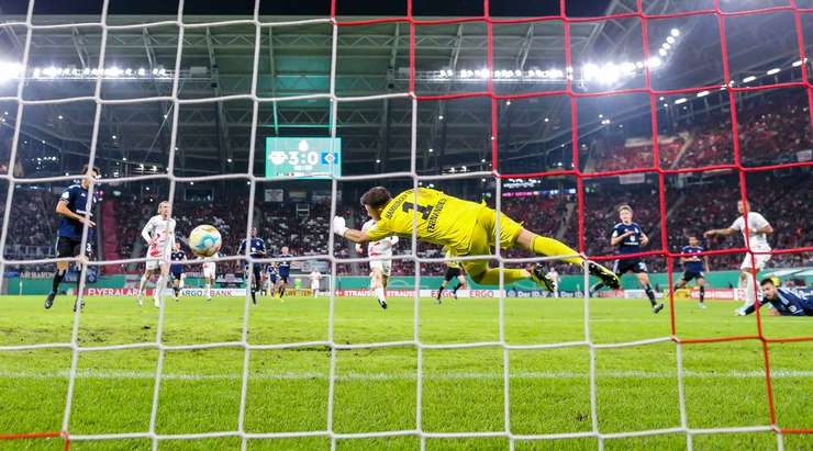 Benjamin Henrichs (RB Leipzig) đột phá trước khi nhận một đường chuyền tuyệt vời của đồng đội và tung một cú sút chuẩn xác để đánh bại thủ môn. Quả bóng bay vào góc thấp bên phải khung thành.