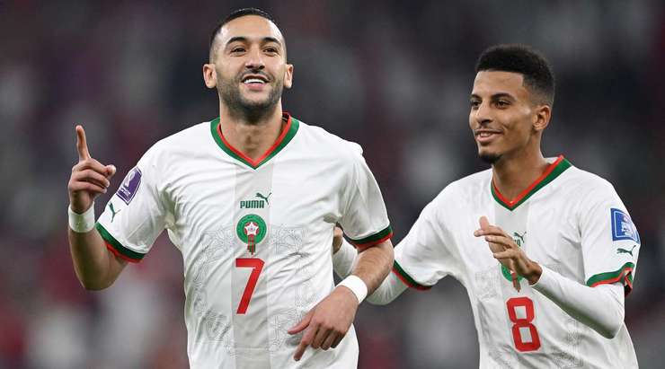 VÀO! Hakim Ziyech (Ma Rốc) cắt được bóng từ đường chuyền bất cẩn của thủ môn đối phương và vui vẻ trừng phạt sai lầm đó với cú sút gọn gàng từ tầm một cự ly tầm trung. Tỉ số lúc này là 0:1.